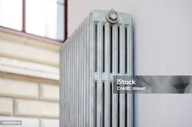 Calefacción Radiador Y Pared Foto de stock y más banco de imágenes de Interior - Interior, Radiador, Viejo