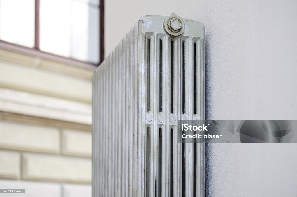 Radiateur de chauffage et mur - Photo de Prise de vue en intérieur libre de droits