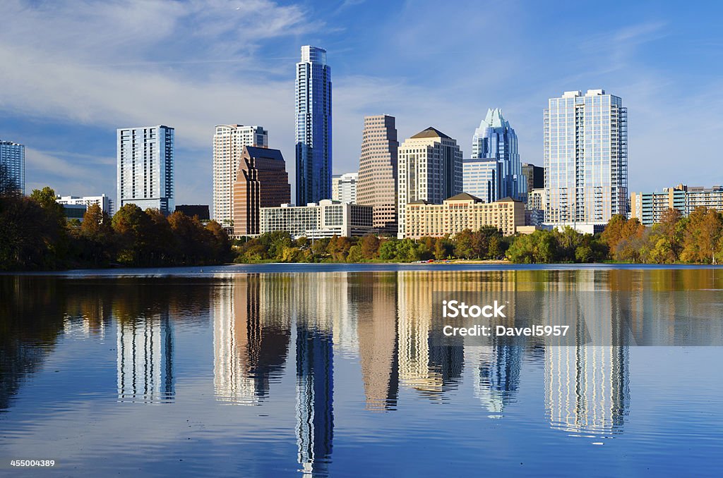 Horizonte del centro de la ciudad de Austin y el lago o al río - Foto de stock de Austin - Texas libre de derechos