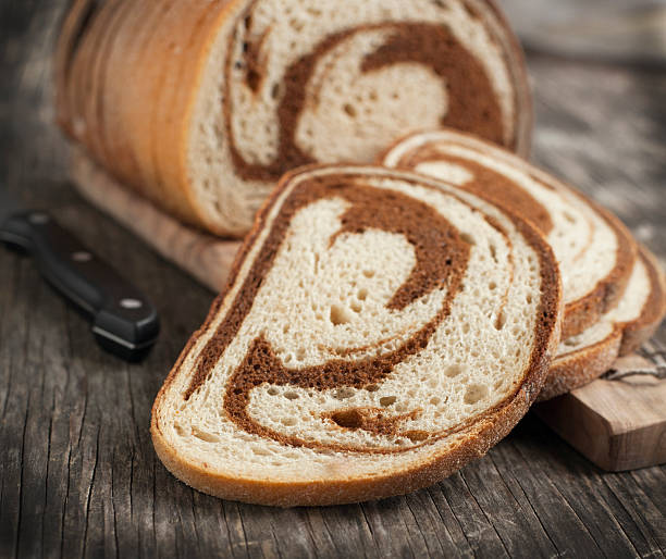 대리석 호밀 식빵 - bread loaf of bread wood portion 뉴스 사진 이미지