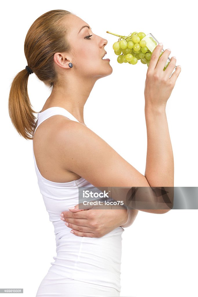 Comprimido de vitamina en vidrio con uva - Foto de stock de 20 a 29 años libre de derechos