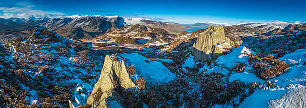 lake district fresca neve inverno wilderness monti cambrici panorama regno unito - watendlath foto e immagini stock