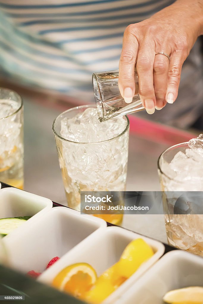 Verter toma de alcohol en un vaso con hielo - Foto de stock de Bar libre de derechos