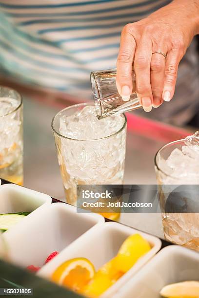 Verter Toma De Alcohol En Un Vaso Con Hielo Foto de stock y más banco de imágenes de Bar - Bar, Barra - Bar, Bebida alcohólica