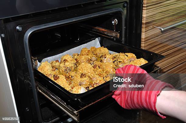 Cosce Di Pollo Arrosto Tirare Fuori Dal Forno In Guanto - Fotografie stock e altre immagini di Aglio - Alliacee