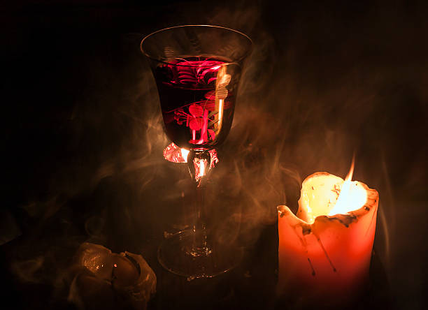 Bicchiere di vino con candele in fumo - foto stock