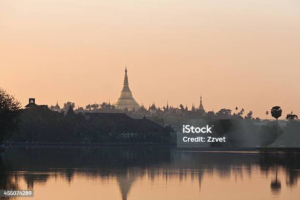 Golden Shwedagonpagode In Rangun Myanmar Stockfoto und mehr Bilder von Alt - Alt, Architektur, Beleuchtet