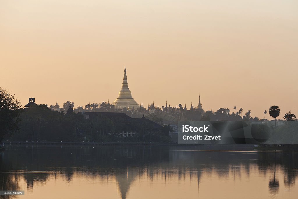 Golden Shwedagon pagoda Yangon, en Myanmar - Foto de stock de Aguja - Chapitel libre de derechos