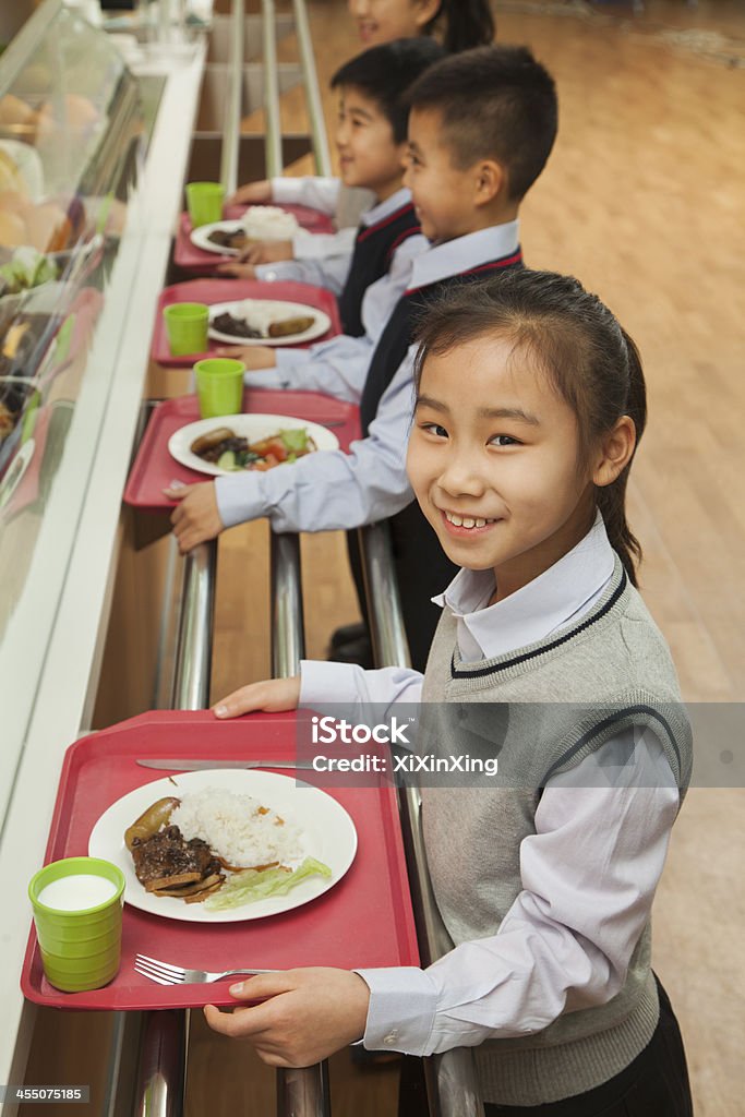お子様に立つラインでの学校給食 - 校舎のロイヤリティフリーストックフォト