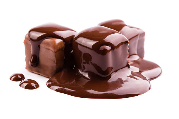 schoko würfel - chocolate chocolate candy dark chocolate pouring stock-fotos und bilder