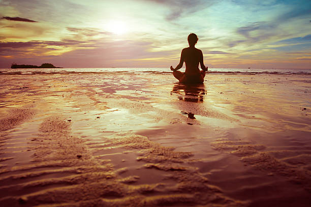 la meditación en la playa - equanimity fotografías e imágenes de stock