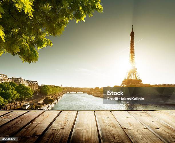 Fundo Com Deck De Madeira Mesa E Eiffel Tower Em Paris - Fotografias de stock e mais imagens de Mesa - Mobília