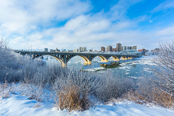 inverno vista da cidade - saskatoon saskatchewan urban scene landscape imagens e fotografias de stock