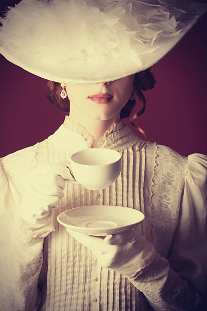 schönes rotes haar frauen mit tasse tee - old fashioned tea cup victorian style beauty stock-fotos und bilder