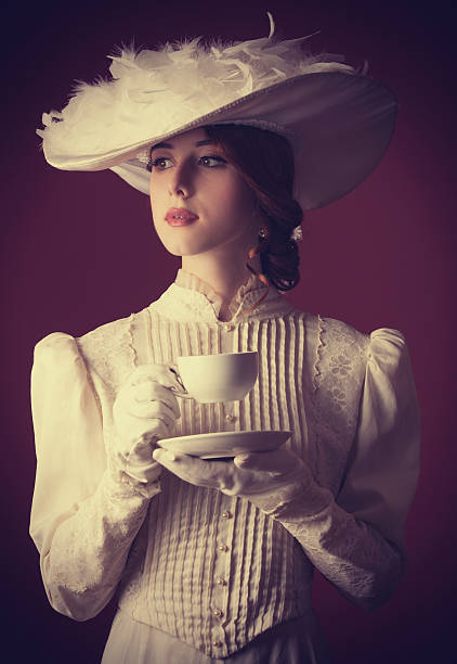 아름다운 빨간 머리 여자대표 및 차 - old fashioned tea cup victorian style beauty 뉴스 사진 이미지