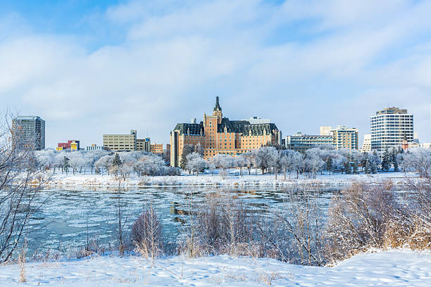 paysage urbain d'hiver - saskatoon saskatchewan canada downtown district photos et images de collection