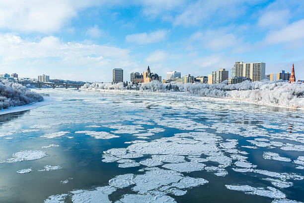 inverno vista da cidade - saskatoon saskatchewan urban scene landscape imagens e fotografias de stock