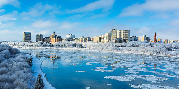paysage urbain d'hiver - saskatoon saskatchewan canada downtown district photos et images de collection