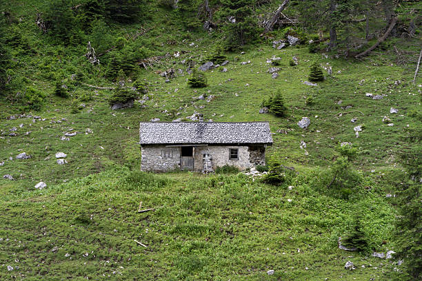 capanna di alpine - wetterstein mountains summer hut european alps foto e immagini stock