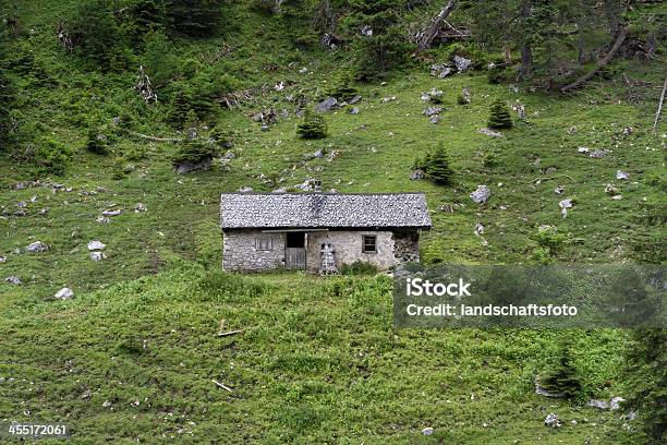 Foto de Alpine Hut e mais fotos de stock de Alpes europeus - Alpes europeus, Aventura, Celeiro