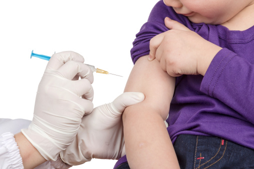 El médico le niños la vacunación aguja photo