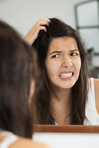femme ayant un mauvais jour de cheveux - human scalp photos et images de collection