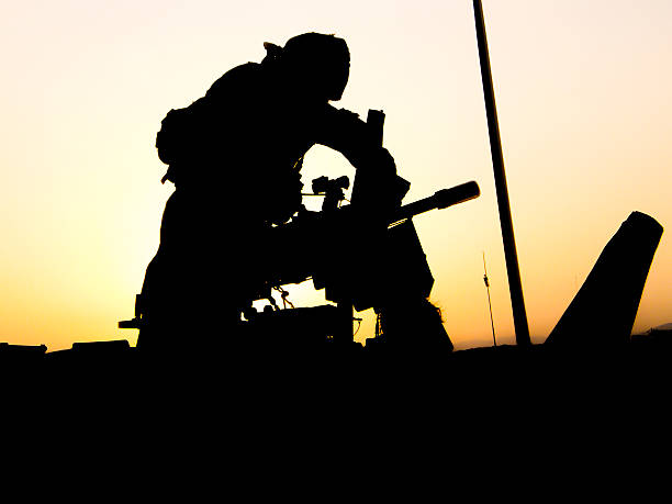 atardecer soldier de carga de mk - 19 lanza granadas - helmand fotografías e imágenes de stock