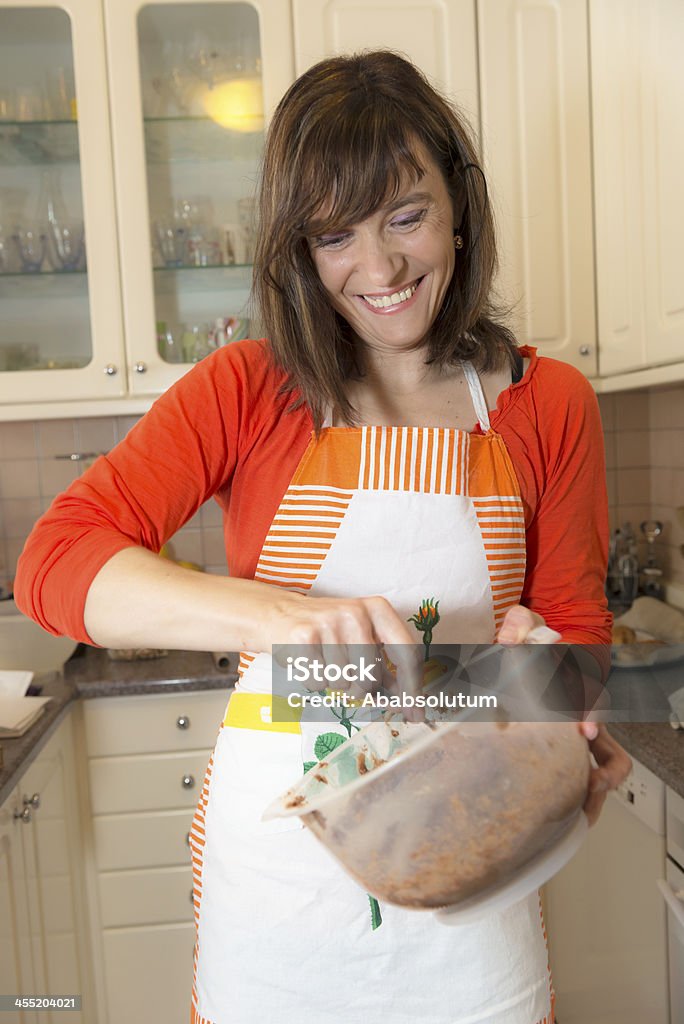 Glückliche Frau Baking in Domestic Kitchen - Lizenzfrei 40-44 Jahre Stock-Foto