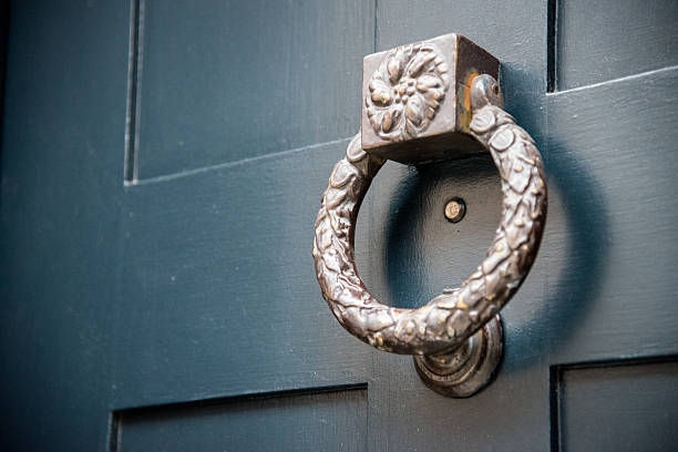 old metal llamador de puerta con luz estroboscópica - aldaba fotografías e imágenes de stock