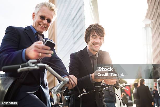 사업가 및 자전거 및 스마트폰 남자에 대한 스톡 사진 및 기타 이미지 - 남자, 비즈니스, 체크-스포츠 활동