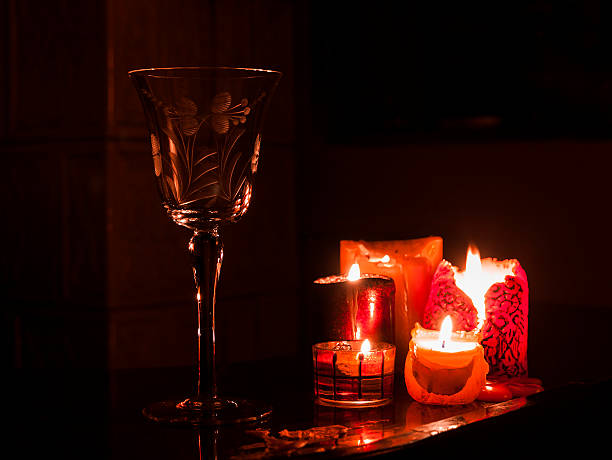 Vazio copo de vinho com velas - fotografia de stock