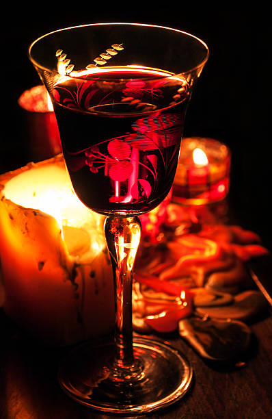 Bicchiere di vino con candele - foto stock