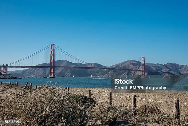 Golden Gate Bridge Na Distância - Fotografias de stock e mais imagens de Ao Ar Livre - Ao Ar Livre, Azul, Baía