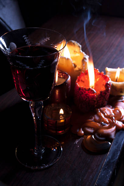 Bicchiere da vino con candele in background - foto stock