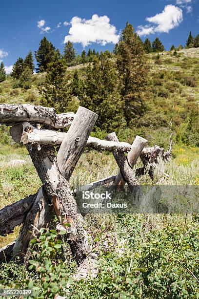 Valla En Las Montañas Foto de stock y más banco de imágenes de Agua - Agua, Aire libre, Aislado