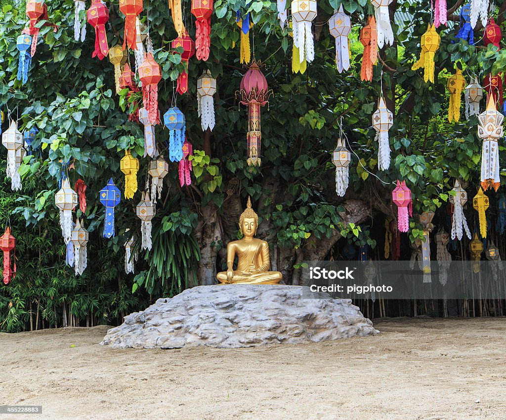 Złoty Budda w Wat Phan Tao Świątynia chiang mai, Tajlandia - Zbiór zdjęć royalty-free (Azja)