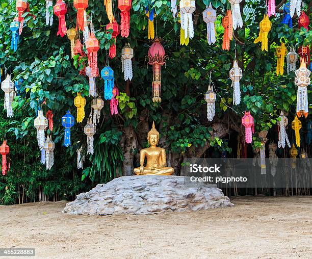 Złoty Budda W Wat Phan Tao Świątynia Chiang Mai Tajlandia - zdjęcia stockowe i więcej obrazów Azja