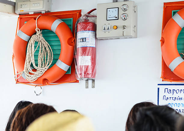 lifebuoy na łodzi - buoy safety rescue rubber zdjęcia i obrazy z banku zdjęć