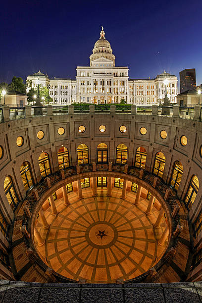 이 텍사스주 오스틴 카피톨 미흡함 있는 야간에만 - texas state flag texas dome austin texas 뉴스 사진 이미지