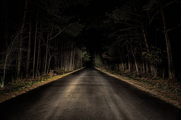 carretera de noche - marcar al adversario fotografías e imágenes de stock