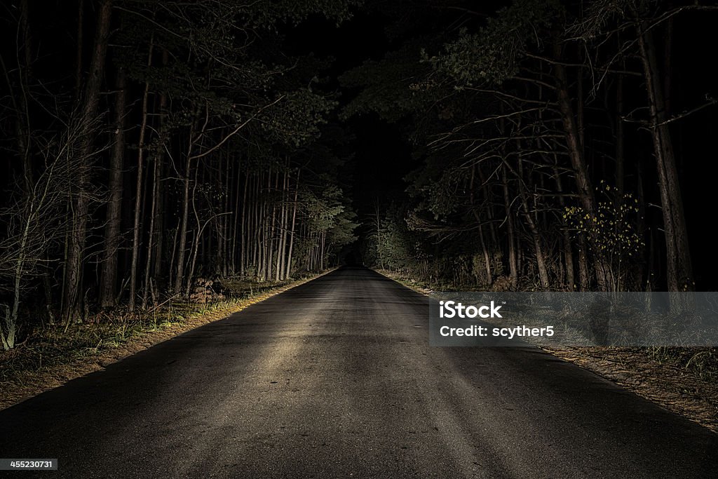 De noite Road - Foto de stock de Escuro royalty-free
