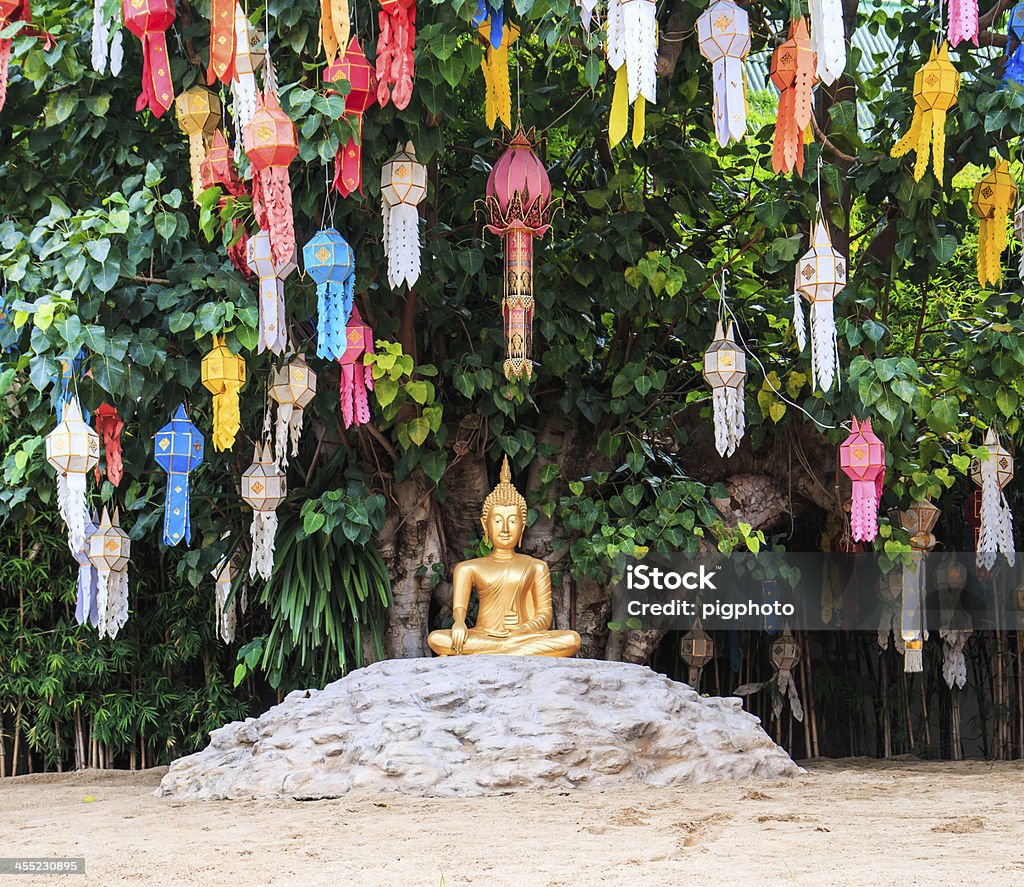 Buda de ouro no Phan Tao Templo Wat chiang mai, Tailândia - Foto de stock de Antigo royalty-free