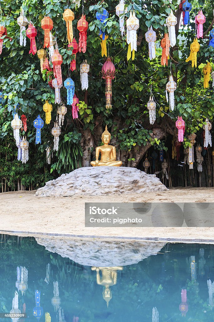 Buda de ouro no Phan Tao Templo Wat chiang mai, Tailândia - Foto de stock de Antigo royalty-free