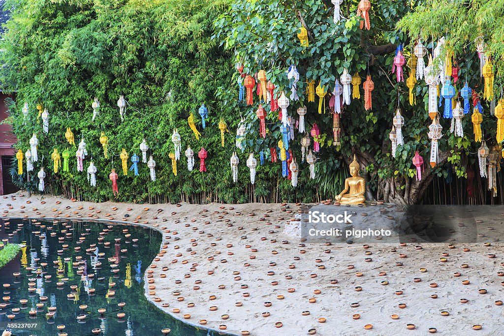 Gold buddha en Phan Tao templo de Wat chiang mai Thailand - Foto de stock de Agua libre de derechos