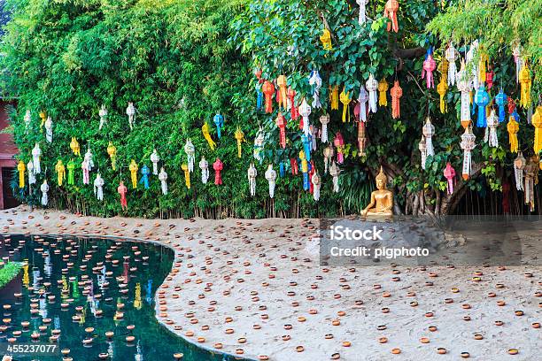 Gold Buddha En Phan Tao Templo De Wat Chiang Mai Thailand Foto de stock y más banco de imágenes de Agua