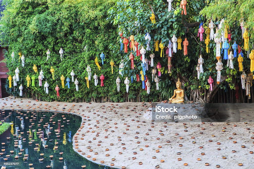 Золотой Будда в Храм Ват Фан Tao Чиангмай Таиланд - Стоковые фото Азиатская культура роялти-фри