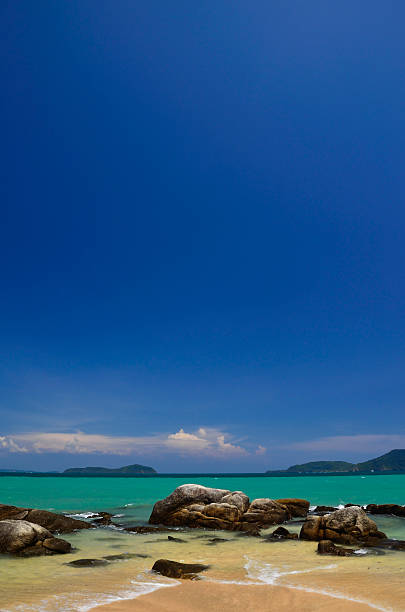 rocce sul mare e sulla spiaggia in thailandia - bangkok thailand asia water taxi foto e immagini stock