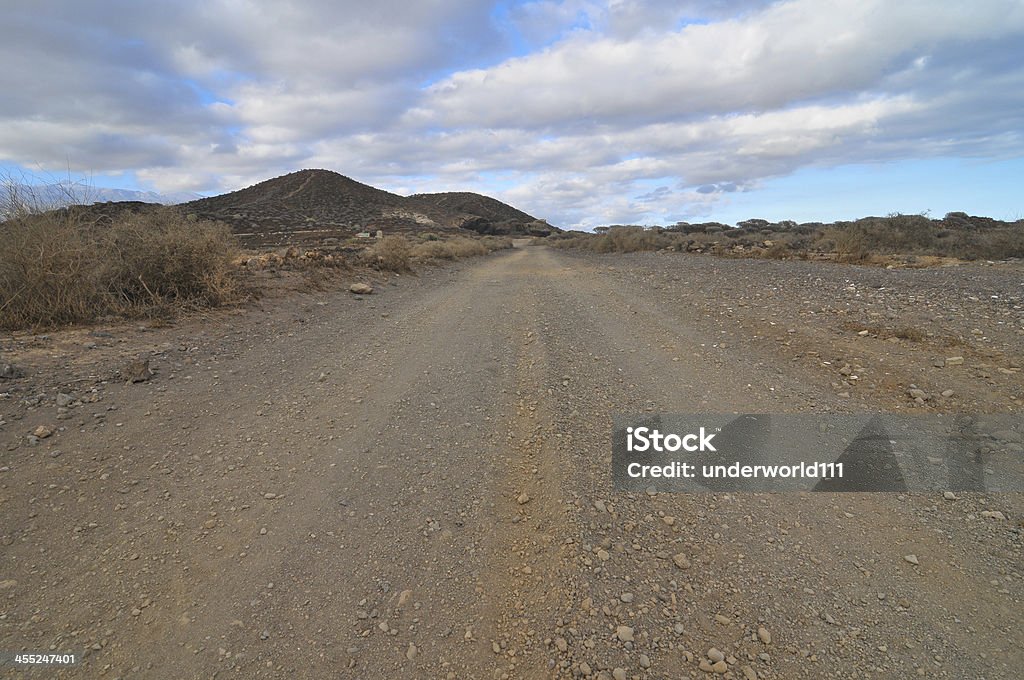 Arenas y rocas Road, en el desierto - Foto de stock de 4x4 libre de derechos