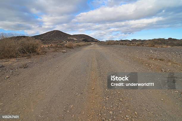 Arenas Y Rocas Road En El Desierto Foto de stock y más banco de imágenes de 4x4 - 4x4, Aire libre, Arena