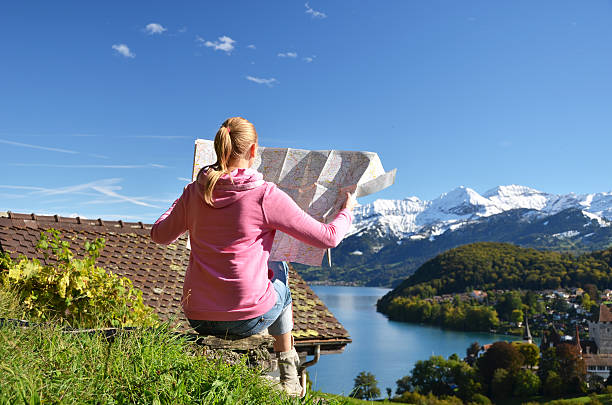 ragazza guardando la mappa.  in svizzera - switzerland lake thun people spiez foto e immagini stock
